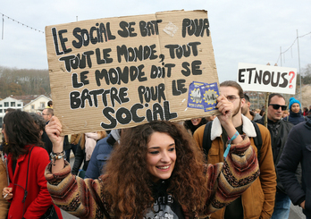 Una joven durante una manifestación para defender las conquistas sociales, en 2019, en Baiona. (Bob EDME)