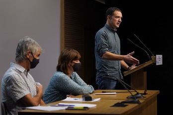 Mitxel Lakuntzak, Ainhara Plazaola y Mikel Noval en la comparecencia de este martes en Bilbo. (Aritz LOIOLA/FOKU)