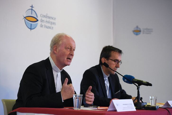 El obispo de Versalles, Luc Crépy, a la izquierda, durante la conferencia de prensa. (Valentine CHAPUIS / AFP)