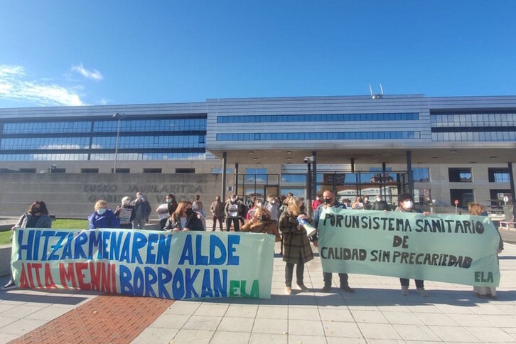 La plantilla del hospital Aita Menni en la concentración que se ha celebrado esta mañana frente el Gobierno de Lakua. (ELA)