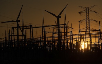 Aerogeneradores y torres eléctricas en el municipio de Valtierra. (Jagoba MANTEROLA/FOKU)