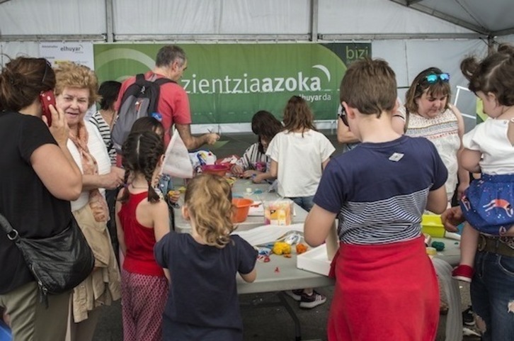 Haur talde bat Elhuyarrek antolatutako azken Zientzia Azokan, artxiboko irudian. (Marisol RAMIREZ/FOKU)