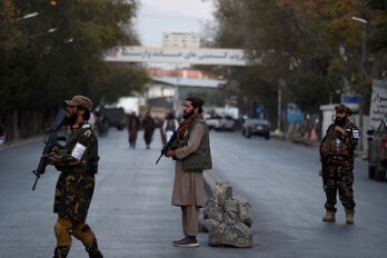 Talibanes hacen guardia en el hospital atacaddo. (Wakil KOHSAR/AFP)