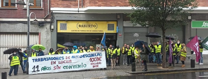 La plantilla de las autoescuelas de Bizkaia se ha concentrado hoy frente a la sede del CRL en Bilbo. (@ELABilbo)