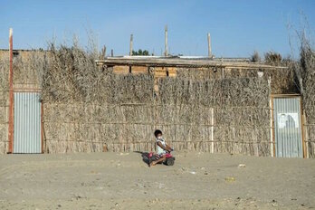 Un niño juega en el Refugio Santa Rosa, en Perú. (Ernesto BENAVIDES/AFP)