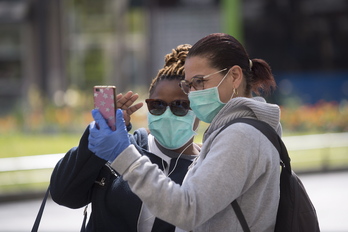 Bi lagun selfie bat ateratzen, Donostian. (Juan Carlos RUIZ/FOKU)