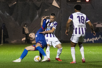 Un jugador del Amorebieta intenta proteger el balón ante un rival del Valladolid.(Monika DEL VALLE/FOKU)