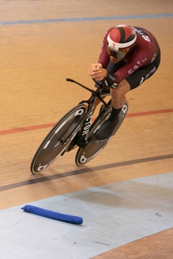 Alex Dowsett, en un esfuerzo encomiable pero que nunca ha estado ni cerca de encontrar el premio esperado. (ISRAEL)