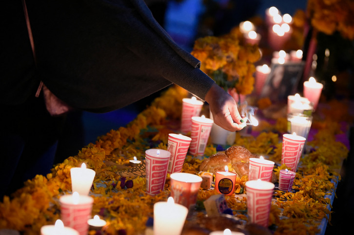 Familiares de los fallecidos les rinden homenaje en México cada 1 de noviembre, según la tradición. (Alfredo ESTRELLA / FOKU)