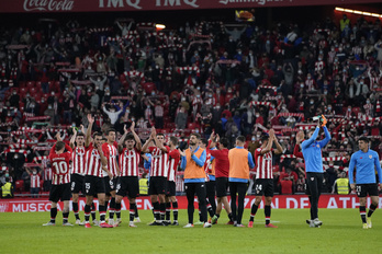 Jugadores del Athletic celebran el gol de Raúl García ante el Alavés. (Monika DEL VALLE / FOKU)