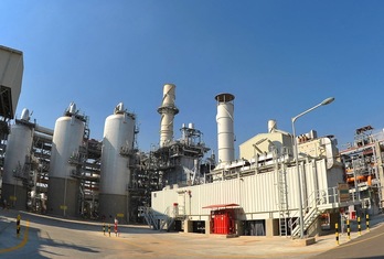 Imagen tomada por la Compañía Nacional de Petróleo de Kuwait (KNPC) que muestra la refinería de petróleo más grande de ese país, en el complejo Al-Ahmadi. (AFP)