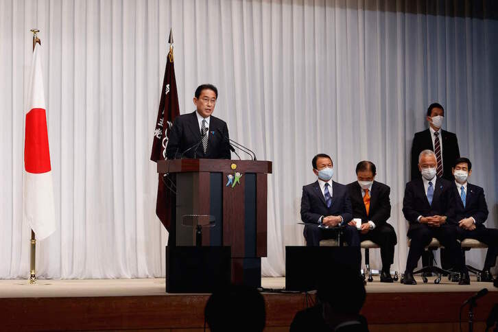 Rueda de prensa el pasado 1 de noviembre del primer ministro japonés y líder del Partido Liberal Democrático (PLD), Fumio Kishida, en la sede del partido en Tokio. (Rodrigo REYES MARIN/AFP)