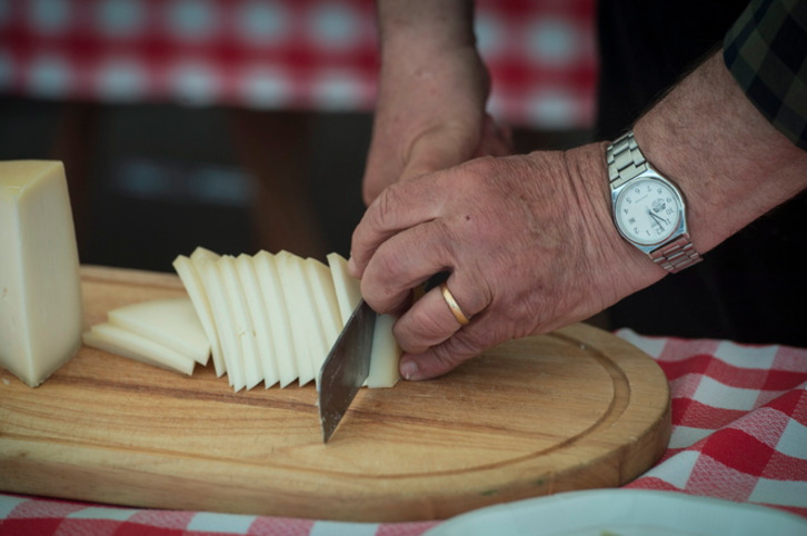 Nuestros quesos son apreciados y conocidos en el mundo entero. (Jon URBE / FOKU)