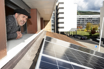 Panpi Mailharin, junto a su instalación solar sobre tejado. (Iñigo URIZ/FOKU)