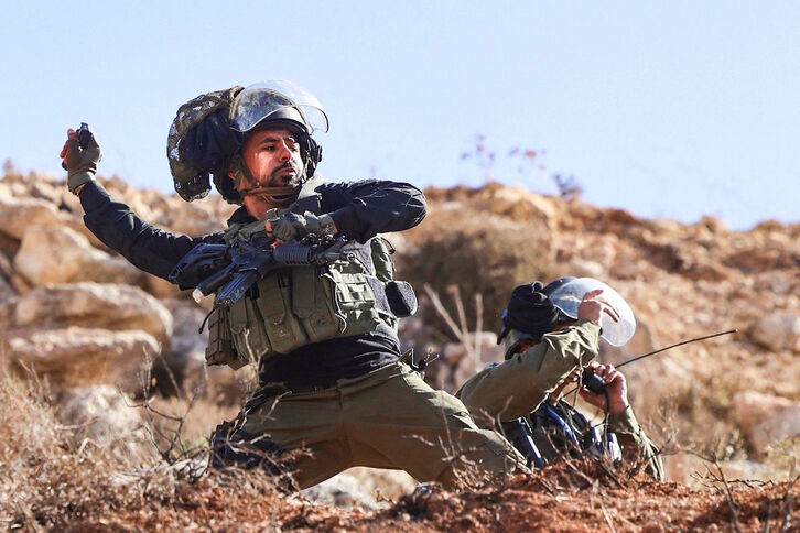 Un soldado israelí lanza gas lacrimógeno a los manifestantes palestinos. (Jaafar ASHTIYEH/AFP)