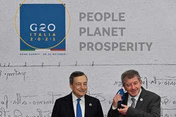 El primer ministro italiano, Mario Draghi, a la izquierda, y Guy Ryder, director general de la OIT, en la reciente cumbre del G20 en Roma. (Alberto PIZZOLI / AFP)