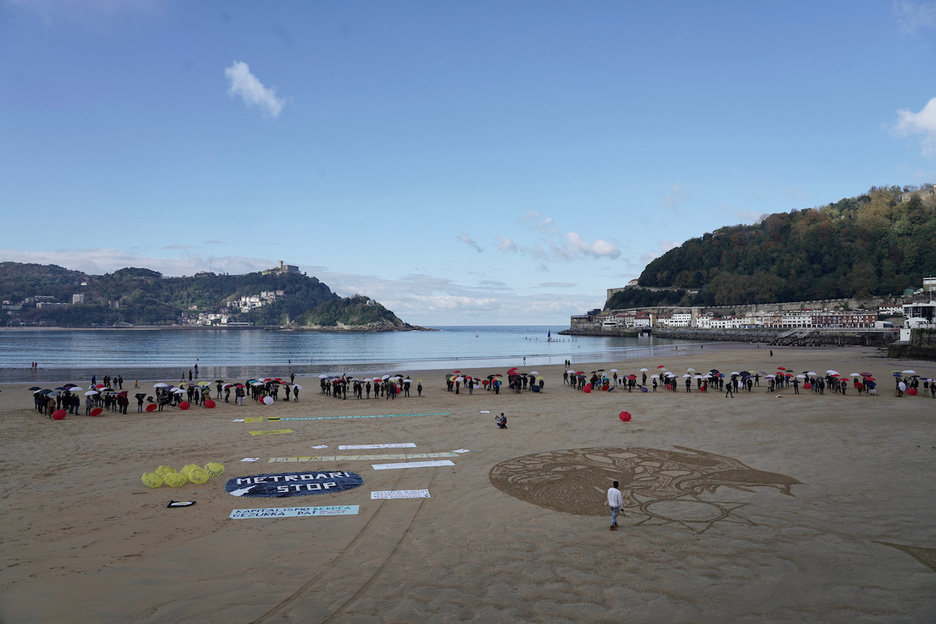 La movilziación ha tenido lugar en la playa dfe La Concha. (Andoni CANELLADA / FOKU)