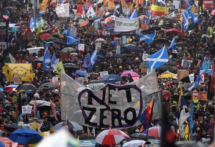 La movilización de Glasgow ha sido muy colorida. (Daniel LEAL-OLIVAS/AFP)