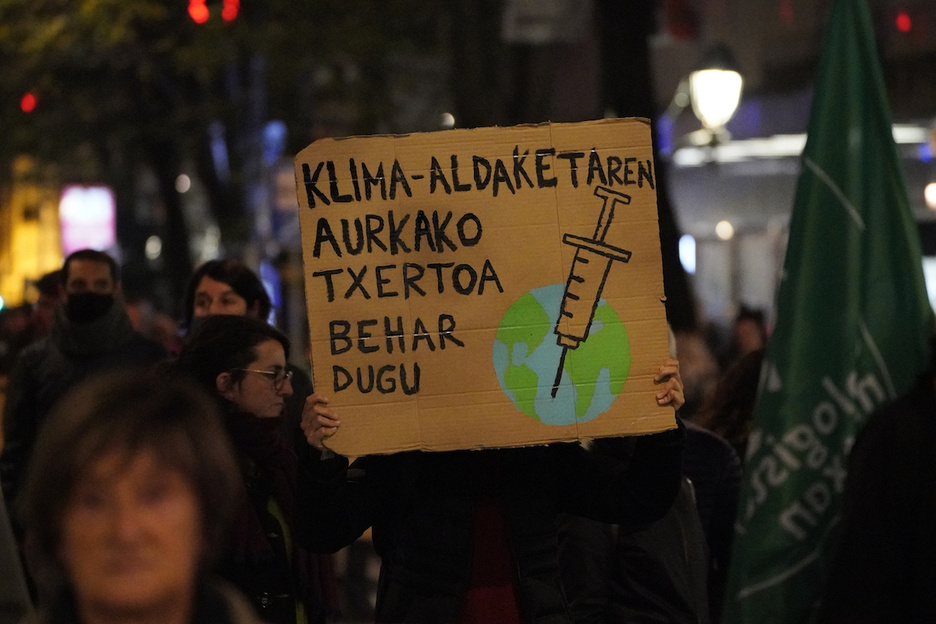 Klima aldaketaren aurkako txertoa aldarrikatu dute Bilbon. (Aritz LOIOLA/FOKU)