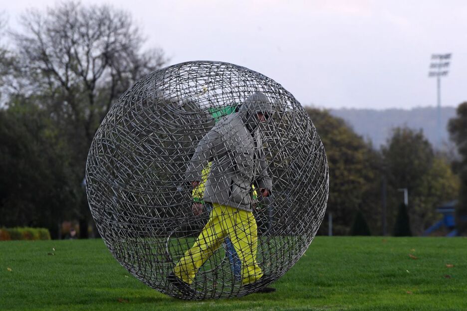 Arnd Drossel artista eta ekintzaileak bola handi horretan egin du Alemaniatik Glasgowrako bidea. (Andy BUCHANAN/AFP)