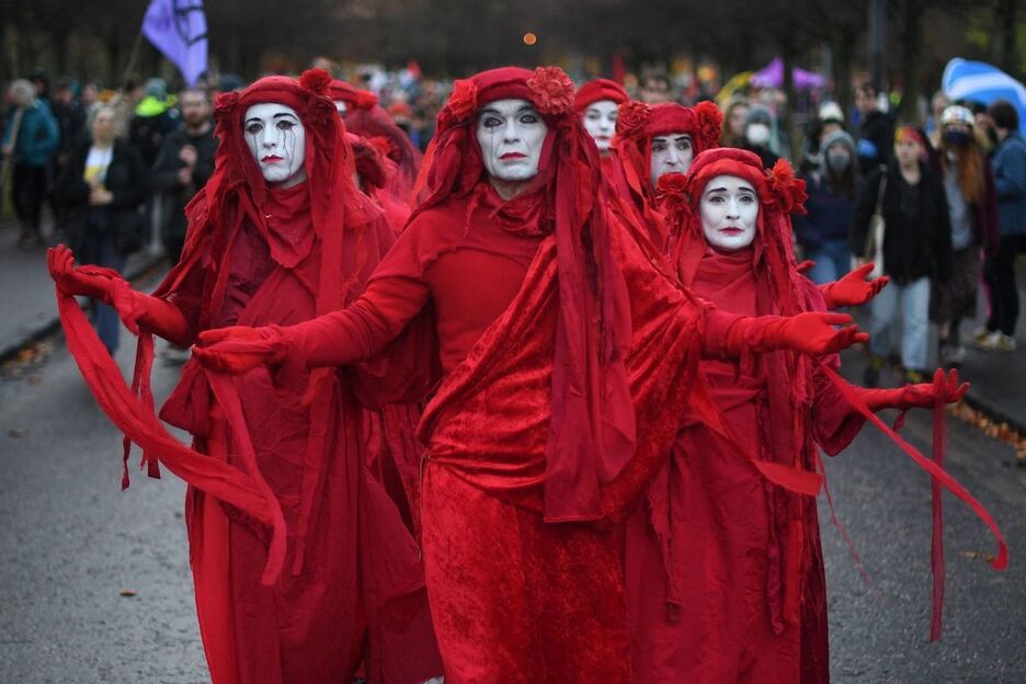 Red Rebel Brigade taldeko kideek performance bat egin dute Glasgown. (Daniel LEAL-OLIVAS/AFP) 