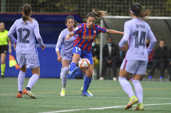 Ane Campos controla el balón rodeada por tres jugadoras del Barcelona. (Jon Urbe/Foku)