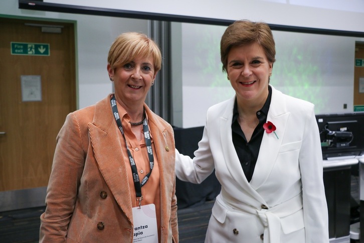 Arantza Tapia Lakuako sailburua eta Nicola Sturgeon Eskoziako lehen ministroa, Glasgown. (IREKIA)