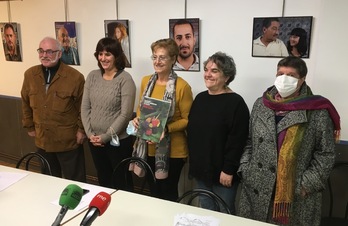 Maite del Campo, nueva presidenta de la Fundación Gizakia Herritar-Paris 365 (en el centro), junto a varios miembros de su nuevo patronato. (NAIZ)