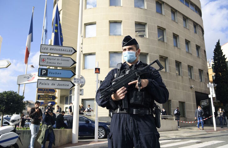 Un policía ante la estación policial de Cannes. (Nicolas TUCAT/AFP)