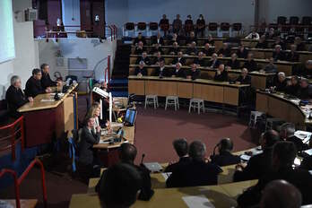 Eric de Moulins-Beaufort, presidente de la conferencia episcopal anuncia las conclusiones de la asamblea que ha reunido a 120 obispos en Lourdes. (Valentine CHAPUIS /AFP)