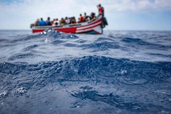 Imagen de una patera con más de treinta personas a bordo. (Marcos MORENO/AFP)