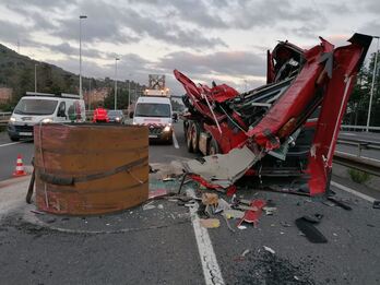 Imagen del camión accidentado. (NAIZ)