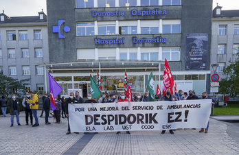 Concentración de ELA, LAB, CCOO, UGT y ESK ante el Hospital Donostia. (Gorka RUBIO/FOKU)