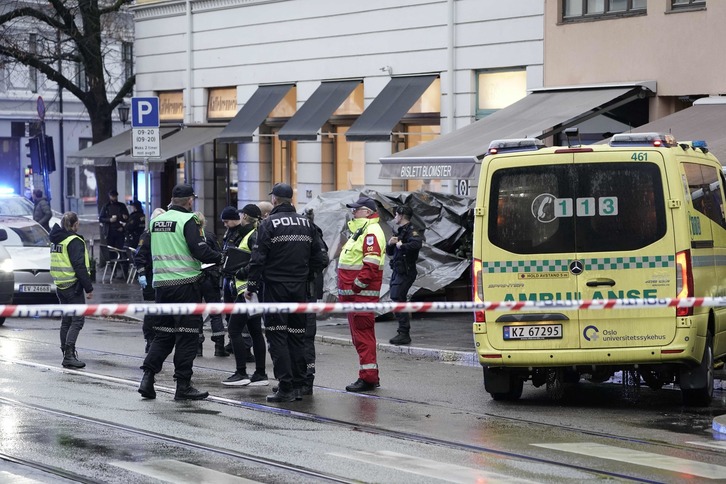 Agentes de policía se encuentran en el lugar donde la policía disparó a una persona en Bislett, Oslo. (Stian Lysberg SOLUM/AFP) 