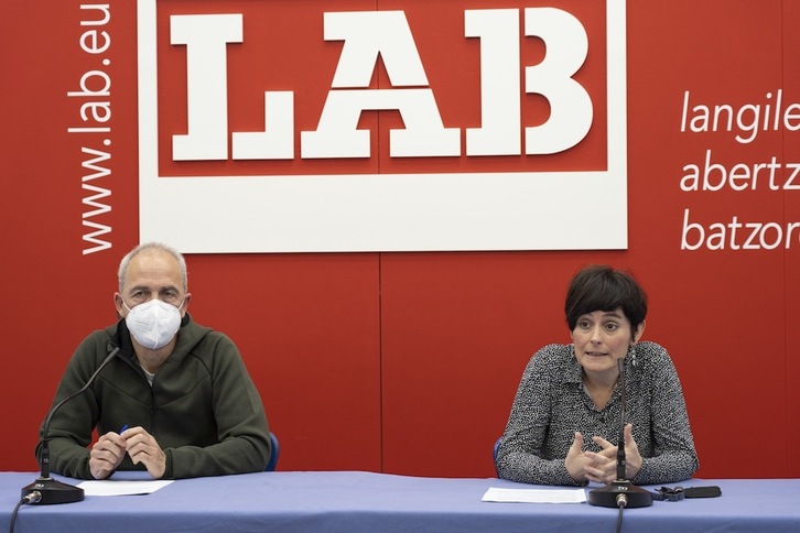 Xabier Ugartemendia y Garbiñe Aranburu, en la comparecencia de este martes en Bilbo. (Monika DEL VALLE/FOKU)