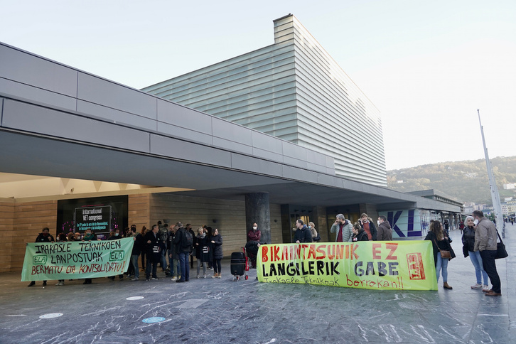 LABek eta ELAk elkarretaratzea egin dute Donostiako Kursaal jauregiaren atarian. (Andoni CANELLADA/FOKU)