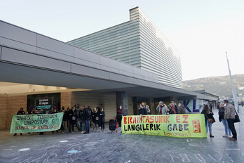 LABek elkarretaratzea egin du Donostiako Kursaal jauregiaren atarian. (Andoni CANELLADA/FOKU)