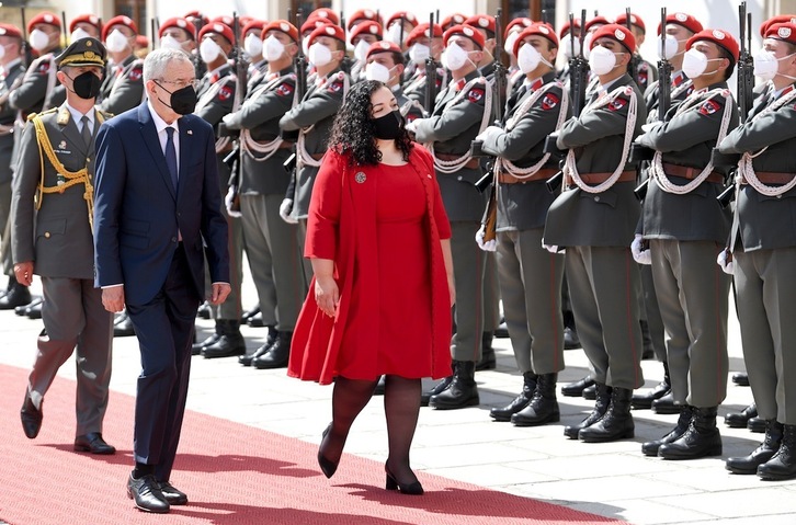 La presidenta de Kosovo, Vjosa Osmani, pasa revista a la guardia de honor junto a su homólogo austriaco, Alexander Van der Bellen, durante su visita a Viena en junio pasado. (Roland Schlager/EuropaPress)