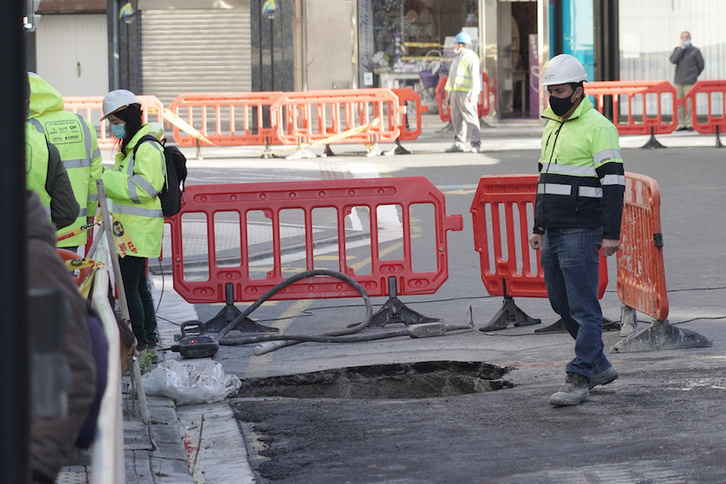 Uno de los socavones en la calle Zubieta que han paralizado las obras del Metro en Donostia. (Andoni CANELLADA/FOKU)