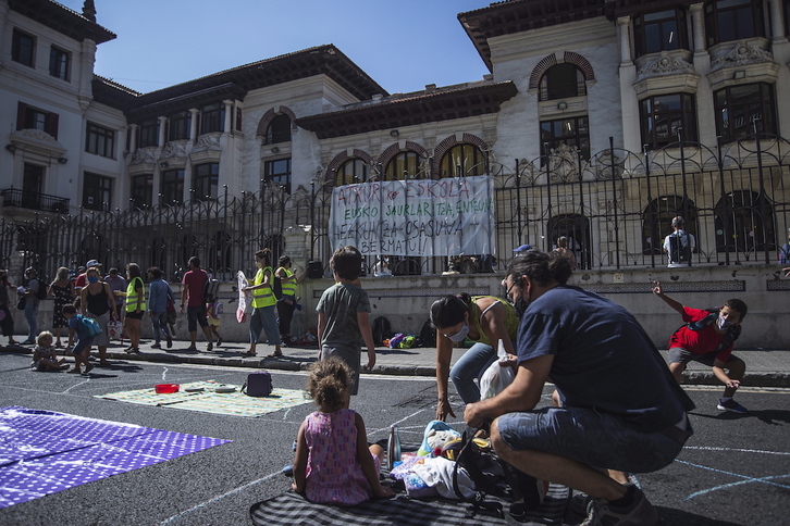 Foto de archivo de una movilización de la comunidad escolar de Atxuri. (Aritz LOIOLA/FOKU)