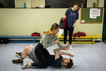 Clases de defensa personal en Londres. (Tolga AKMEN/AFP)