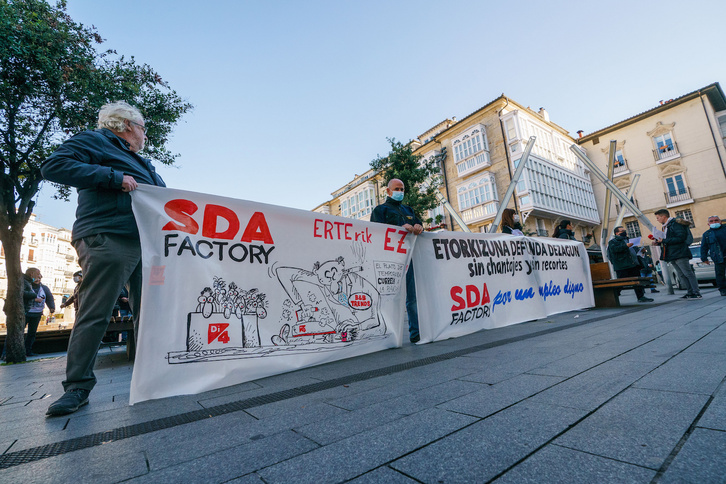 El Comité de empresa de SDA Factory se ha concentrado en Gasteiz. (Endika PORTILLO / FOKU)