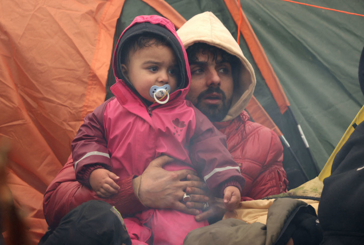 Migratzaileak kanpamendu batean, Bielorrusia eta Polonia arteko mugan, Grodno eskualdean. (Ramil NASIBULIN/AFP)