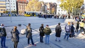 Una larga fila de personas espera para recibir la vacuna en Marienplatz, Stuttgart.               (Thomas KIENZLE I AFP)