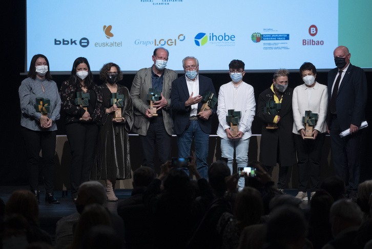 Todos los galardonados con los premios al Periodismo Vasco posan para las cámaras. (Marisol RAMÍREZ/FOKU)