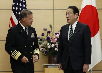 Aquilino komandantea eta Kishida lehen ministroa. (ISSEI KATO-AFP) 