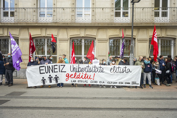 Concentración contra Euneiz frente al Parlamento de Gasteiz. (Jaizki FONTANEDA/FOKU)