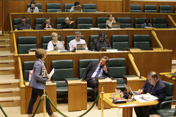 La exconsejera de Salud Nekane Murga en el Parlamento tras comparecer sobre la OPE en 2019. (Endika PORTILLO / FOKU)