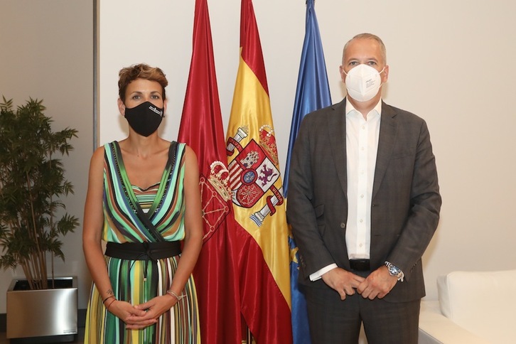 La lehendakari navarra, María Chivite, junto al presidente de la factoría de VW Landaben, Markus Haupt. (Gobierno de Nafarroa)