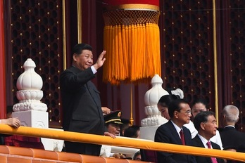 El líder chino saluda en la parada militar en Tiananmen en el 70 niversario de la fundación de la República Popular.(GREG BAKER-AFP)